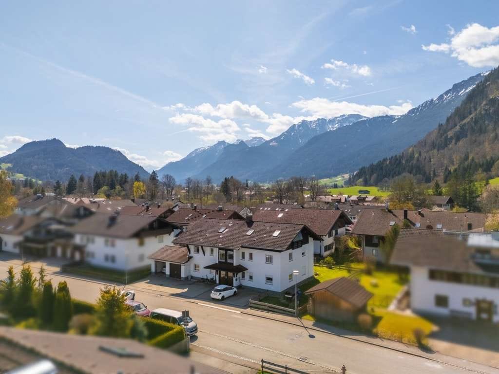Immobilie in Pfronten - Dachgeschoss mit Weitblick: 3 Zimmer, zwei Balkone und Garage in Pfronten-Ried – bezugsfrei - Bild 2