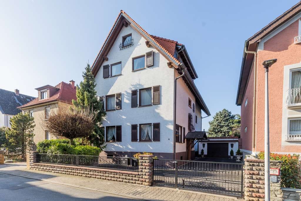 Immobilie in Bischofsheim - Zwei große Häuser (sehr guter Zustand) im Doppelhaus-Stil mit Tageslichtbädern und einladendem Pool - Bild 4