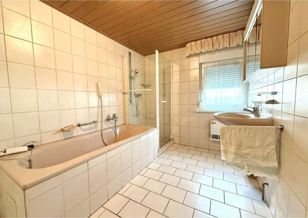 Immobilie in Neuhausen - Renovierungsbedürftiges Einfamilienhaus mit großzügiger Scheune und idyllischem Garten - Bild 4