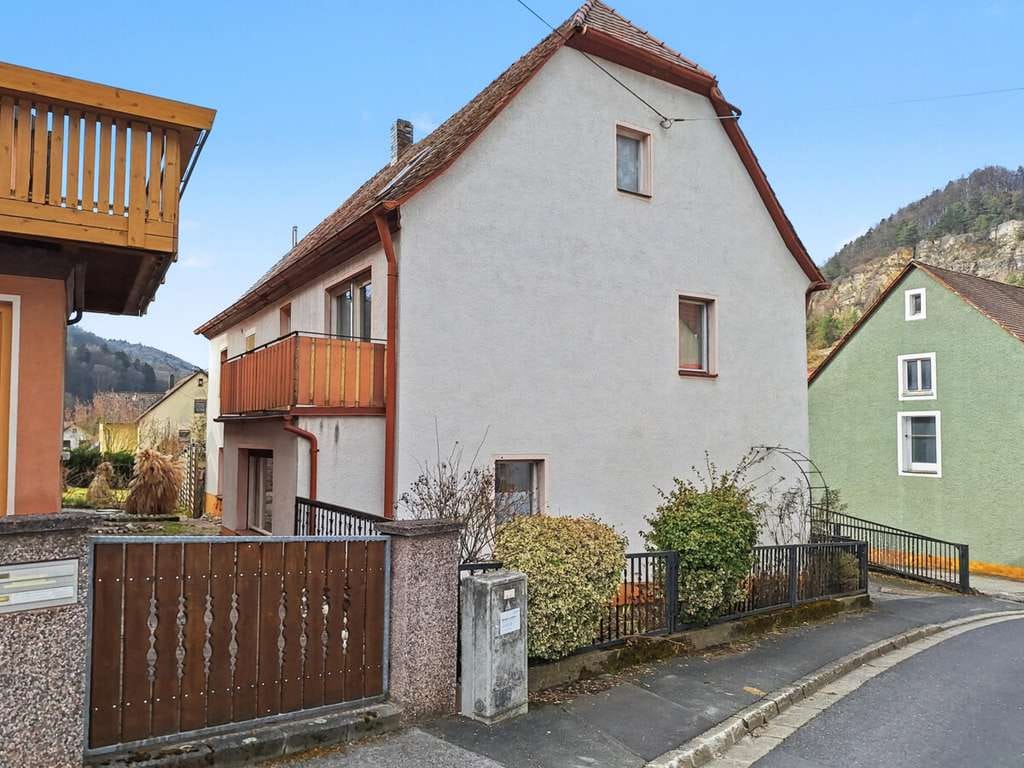 Immobilie in Pommelsbrunn - Ruhig und grün gelegen: Sanierungsbedürftiges Einfamilienhaus mit Scheune und großem Garten - Bild 1