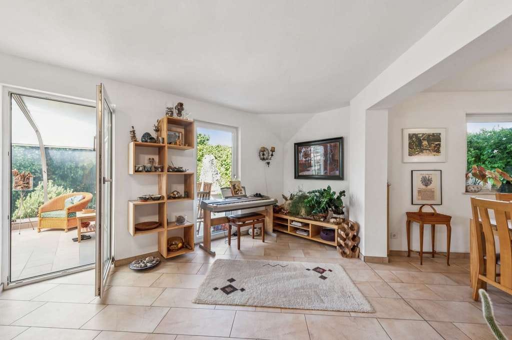 Immobilie in Broderstorf - Familienfreundlich wohnen bei Rostock – Einfamilienhaus mit Wintergarten, Garage und Gartenidylle - Bild 2