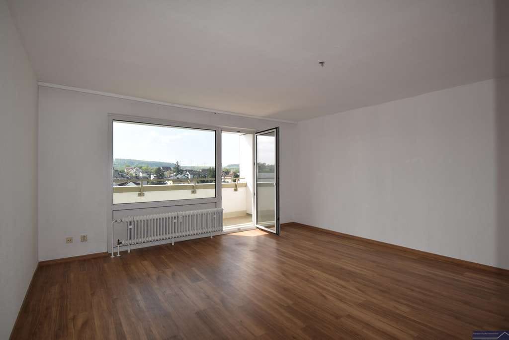 Immobilie in Schöneck - Aussicht auf das schöne Eck: Helle und ruhige 3 Zi.-ETW mit großen Balkon - Bild 0