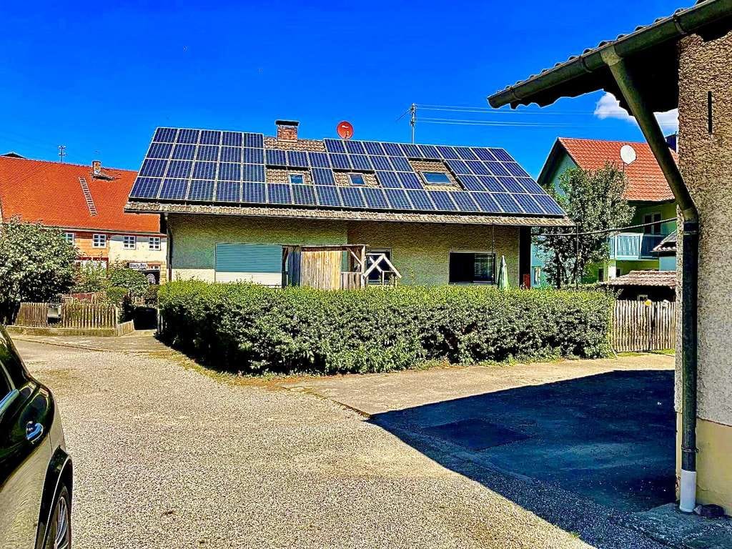Immobilie in Ursberg - Einfamilienhaus mit Einliegerwohnung, PV-Anlage und 3 Garagen, provisionsfrei in Mindelzell - Bild 3