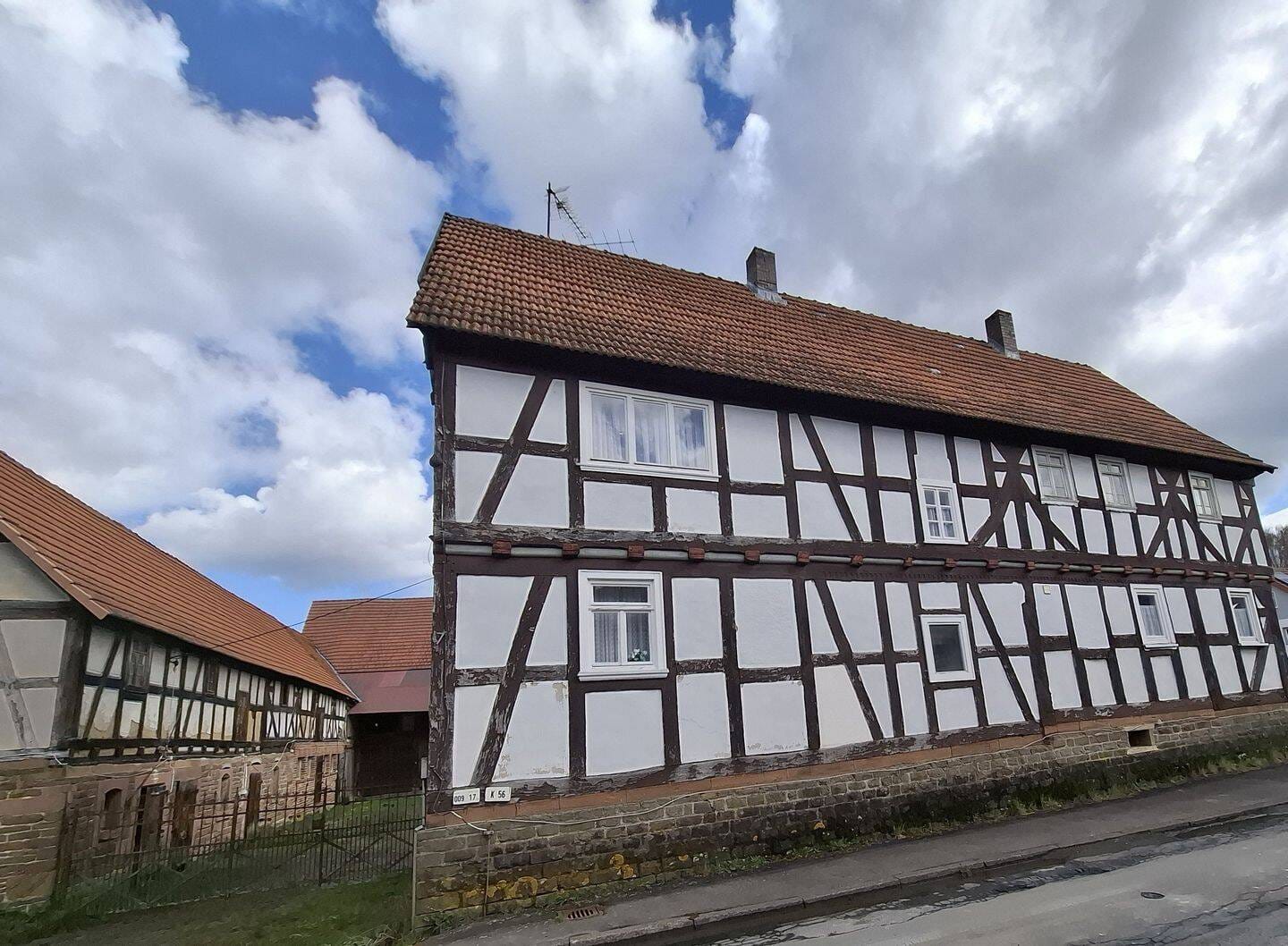 Immobilie in Weimar (Lahn) - Denkmalgeschützter, großer 4-Seiten-Hof mit zusätzlichem Bauplatz, möglicher Pachtweide, ideal für Pferdehalter, Wohnprojekte u.v.m. - Bild 3
