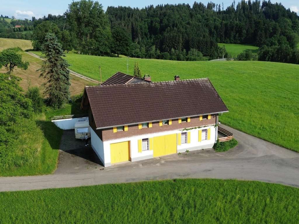 Immobilie in Weiler-Simmerberg - Freistehendes Zweifamilienhaus mit vielseitigen Nutzungsmöglichkeiten bei Weiler-Simmerberg - Bild 1