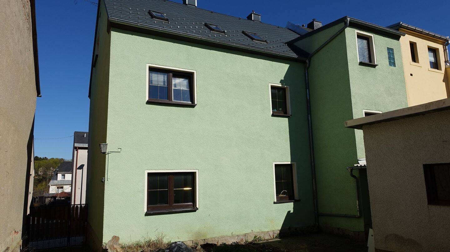 Immobilie in Auerbach/Vogtland - Zweifamilienhaus mit geräumigem Nebengebäude für Hobbyhandwerker - Bild 1