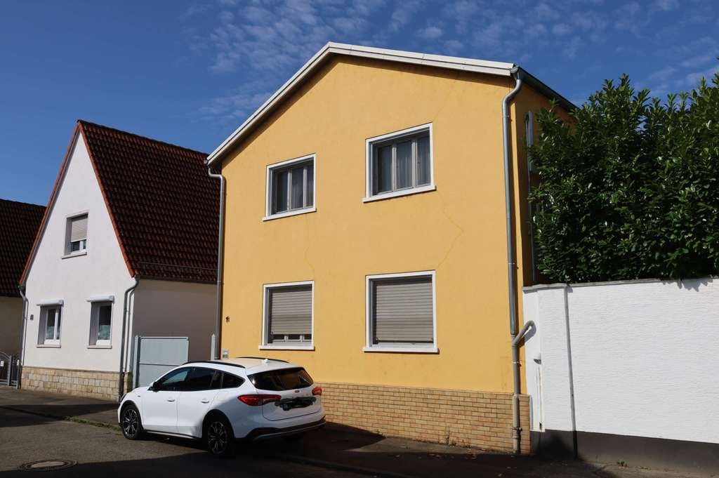 Immobilie in Lampertheim - Leerstehendes 2-FH mit PV-Anlage, Garage & Lagerhalle in attraktiver Lage von Lampertheim-Hofheim - Bild 0