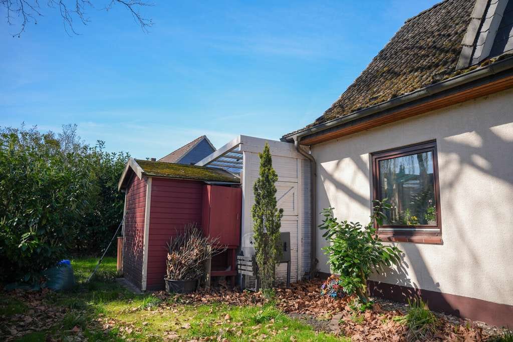 Immobilie in Elmshorn - Schöner Bungalow mit großem Garten, Garage und Wintergarten inkl. Siedlungshaus mit Mieteinnahme - Bild 2