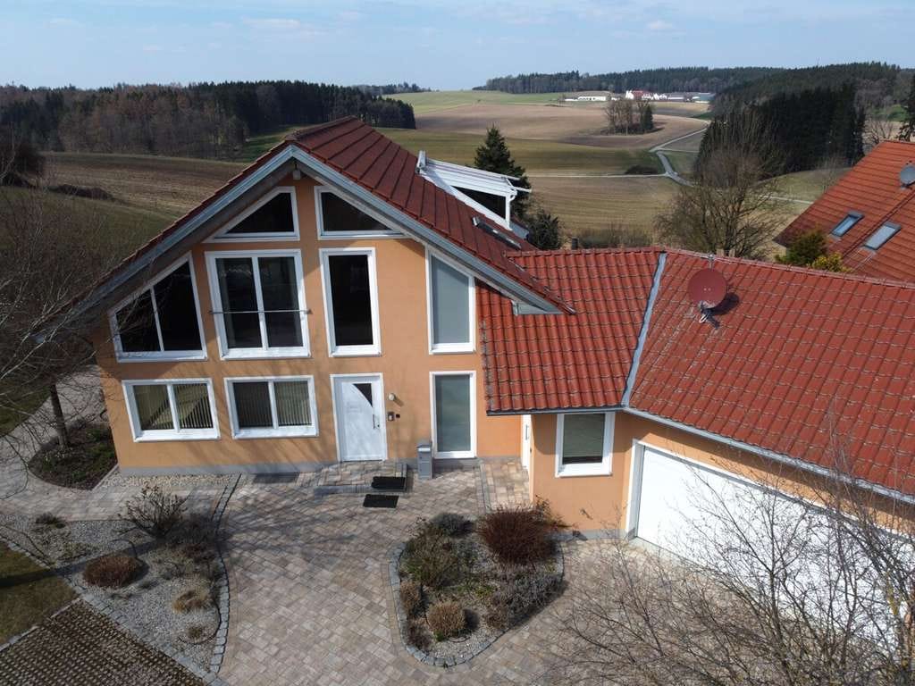 Immobilie in Adelzhausen - Sofort frei! Ortsrand! Großzügiges Architektenhaus mit Ausbaupotential an der A8/Adelzhausen - Bild 1