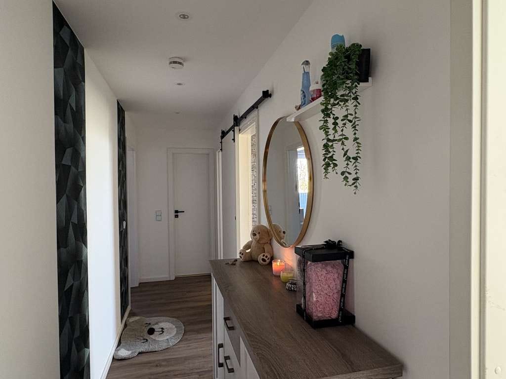 Immobilie in Bad Nenndorf - KARSTEN IMMOBILIEN ermöglicht Ihnen: Moderne DG-Wohnung mit großem Balkon und Top-Ausstattung - Bild 1