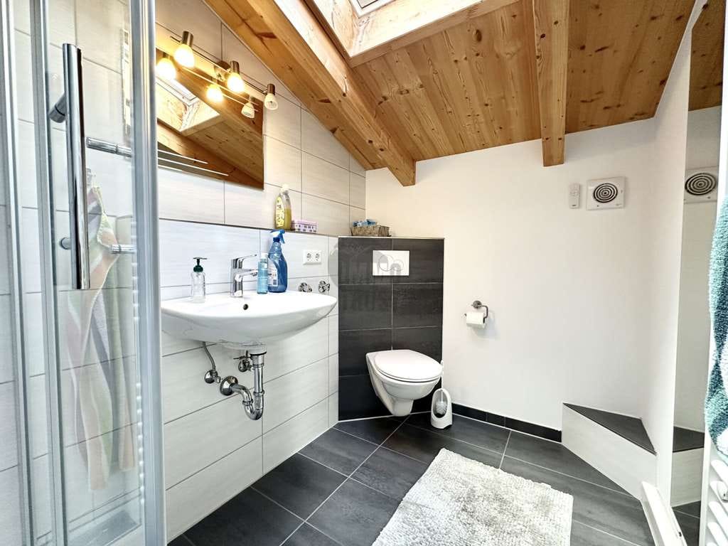 Immobilie in Obersulm - KERNSANIERTE DG-WOHNUNG MIT DACHCHARME UND EINBAUKÜCHE - Bild 4