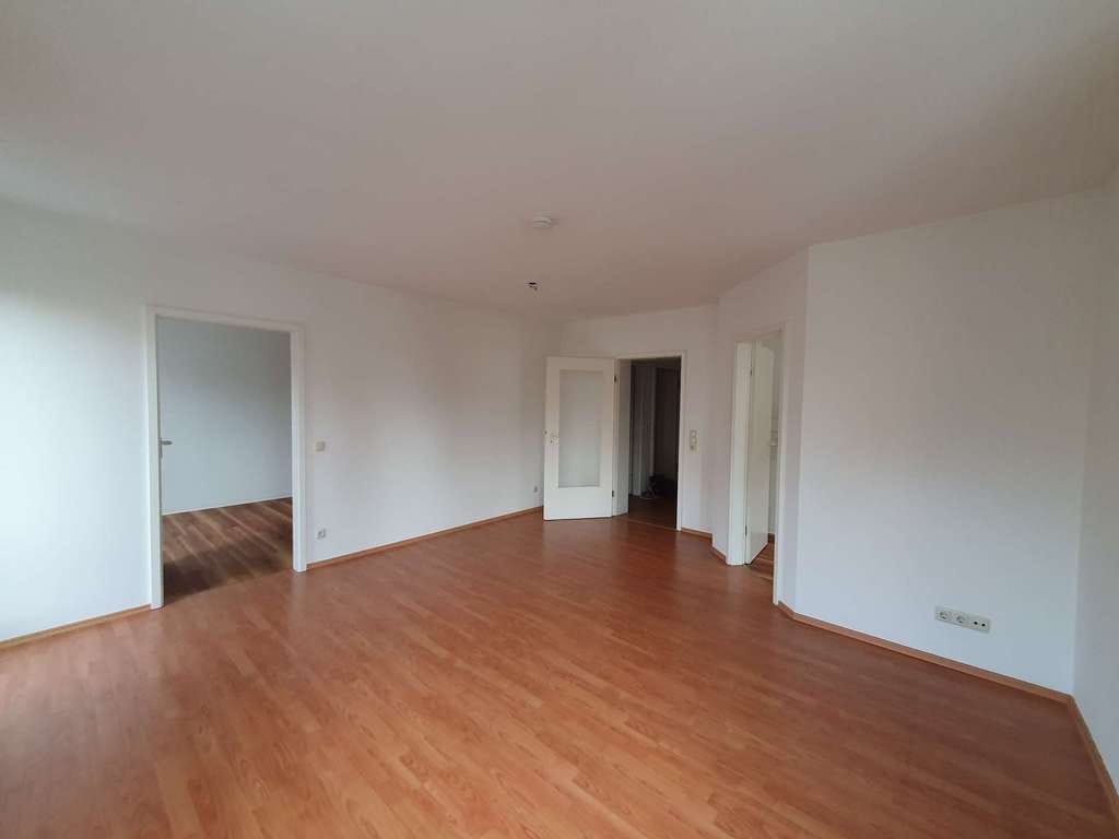 Immobilie in Auerbach/Vogtland - Top Gelegenheit * Helle freundl.2 Zi.-Wohnung mit Südbalkon im 2.OG mit TG - Bild 2
