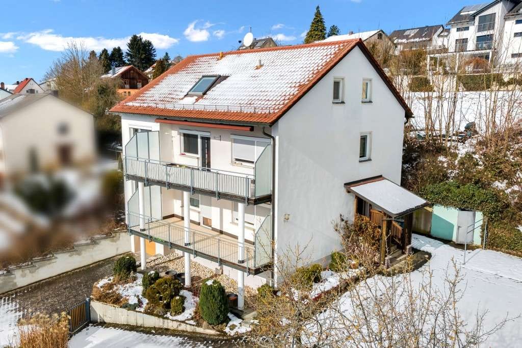 Immobilie in Pressath - Fernsicht geboten! Gepflegtes Dreifam.-Haus mit zwei Garagen und Carport - Bild 0
