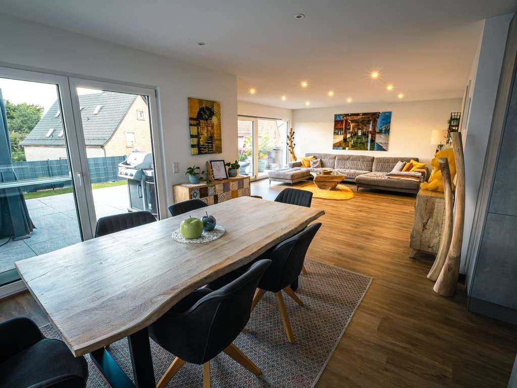 Immobilie in Schmalenberg - Moderne Stadtvilla (Bj. 2020) | A+ | PV & Speicher | Sauna | Waldblick | sofort bezugsfrei - Bild 3