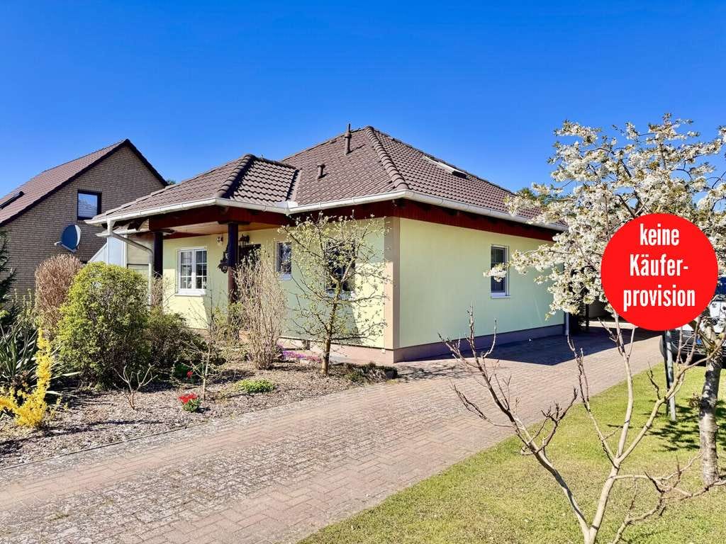 Immobilie in Krugsdorf - HORN IMMOBILIEN + Einfamilienhaus mit Einbauküche, Doppelgarage und Keller in Krugsdorf bei Pasewalk - Bild 0