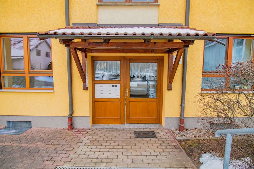 Immobilie in Unterwellenborn - Gepflegte 3-Zimmer-Erdgeschosswohnung mit Balkon und Tiefgaragenstellplatz - Bild 1