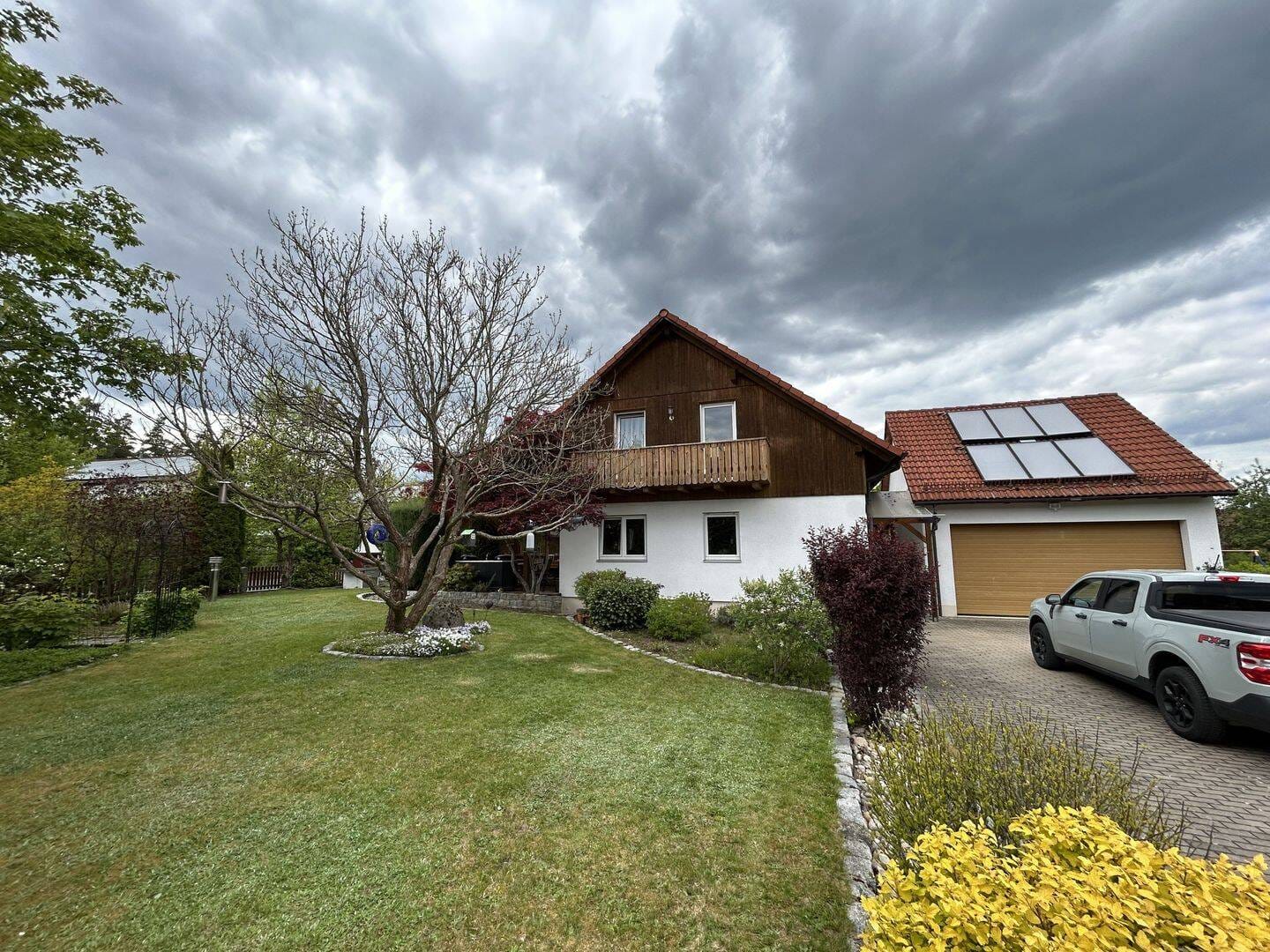 Immobilie in Grafenwöhr - Gepflegtes Haus mit grüner Oase lädt ein - Bild 1