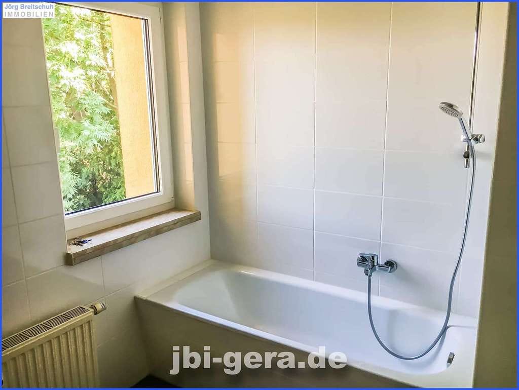 Immobilie in Zeitz - Freistehendes 4 Familienhaus mit Stellplätzen und Ausbaureserve im DG herrlicher Aussicht - Bild 4