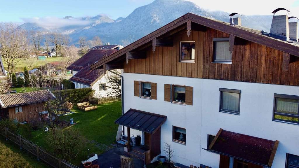 Immobilie in Grassau - Großzügige DHH mit Bergblick, großem Garten & Wärmepumpe – ruhige Toplage in Grassau - Bild 1