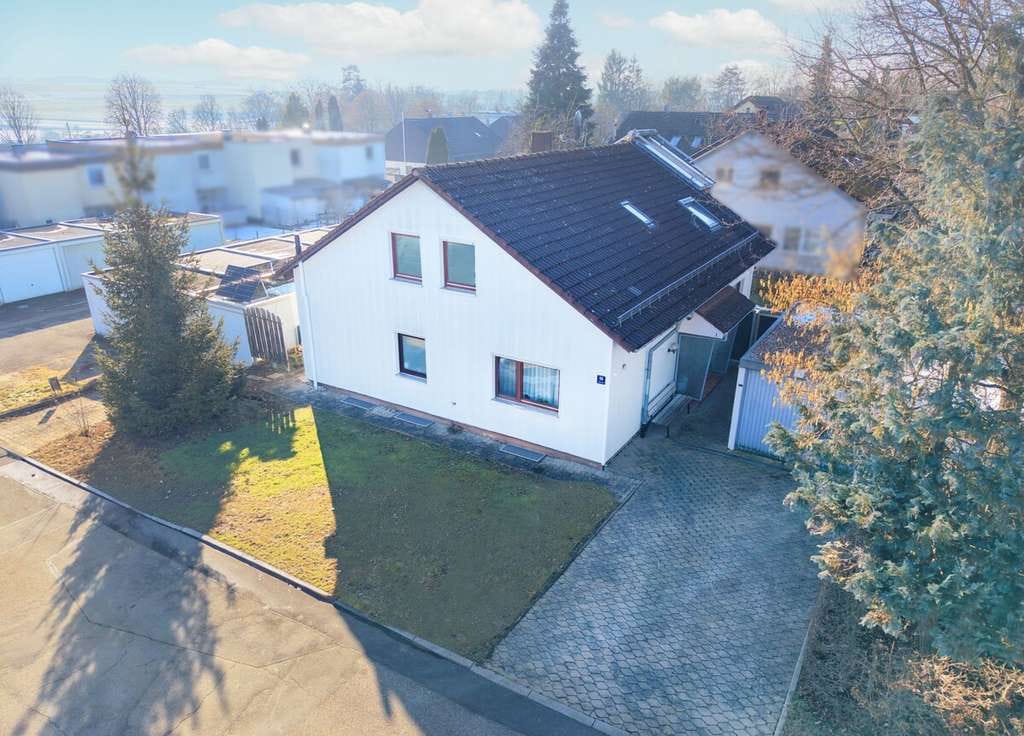 Immobilie in Böbingen an der Rems - Freistehendes Zweifamilienhaus – modernisiert & vielseitig nutzbar! - Bild 0