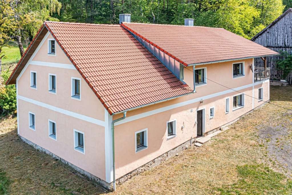 Immobilie in Zell - Charmantes Zweifamilienhaus mit großem Grundstück, Waldanteil und viel Potenzial - Bild 2
