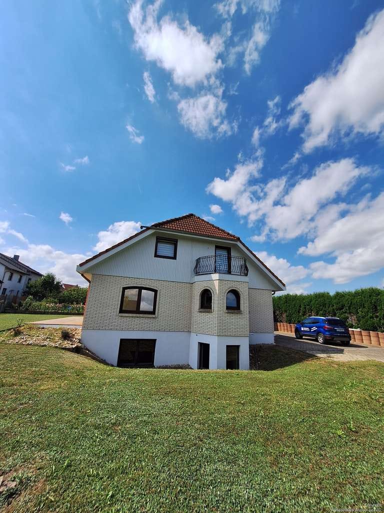 Immobilie in Greding - Ein- bzw. Zweifamilienhaus mit Doppelgarage und großem Garten - Bild 2