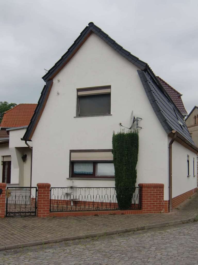 Immobilie in Roßleben-Wiehe - Einfamilienhaus mit Zufahrt/Garage und Garten in ruhiger Lage von Roßleben - Bild 2