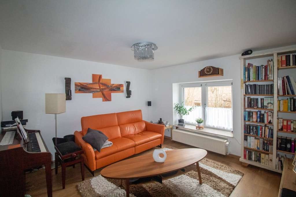 Immobilie in Weibern - Saniertes Tuffsteinhaus mit Charme - Wohnkomfort und Ausbaupotenzial in Weibern - Bild 2