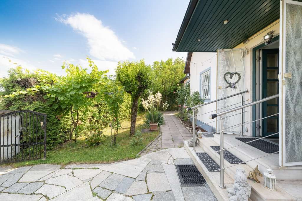 Immobilie in Gräfelfing - MÜNCHNER IG: Familienhaus mit Naturblick - Optimal für Generationen oder renditestarke Vermietung! - Bild 1