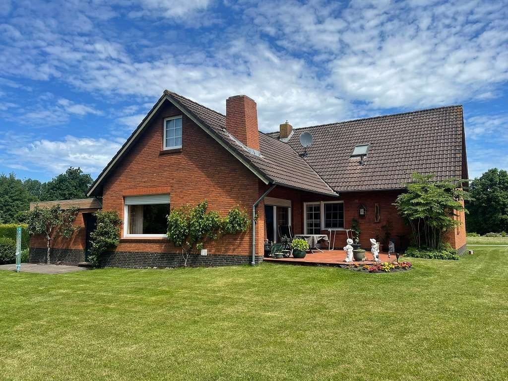 Immobilie in Moormerland - Großzügiges Einfamilienwohnhaus mit Kamin, Südterrasse und traumhaften Teichblick - Bild 0