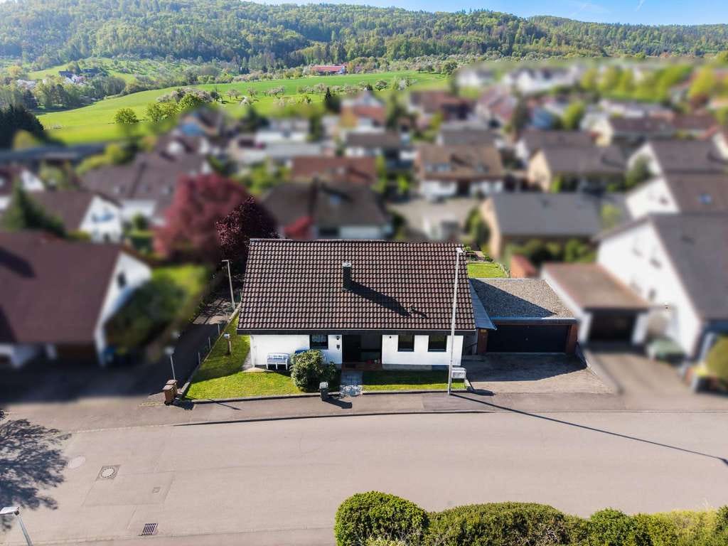 Immobilie in Allmersbach im Tal - FÜR DIE FAMILIE - Charmantes, großes Einfamilienhaus mit Einliegerwohnung in schöner Wohnlage - Bild 2