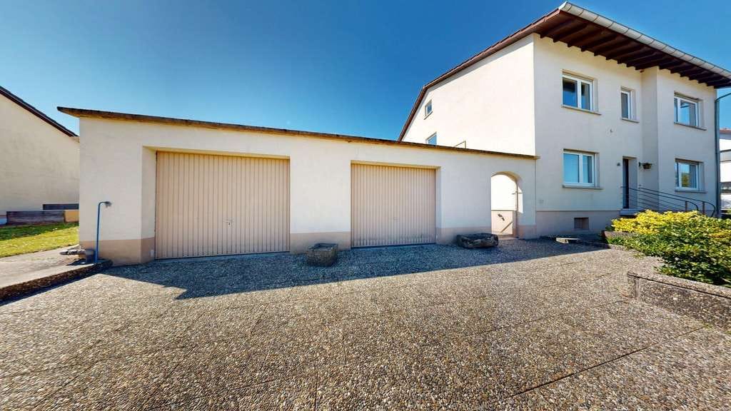 Immobilie in Billigheim-Ingenheim - ~~ GROSSZÜGIGES WOHNHAUS MIT GARTEN, BALKON UND ZWEI GARAGEN - AUCH ALS ZWEIFAMILIENHAUS NUTZBAR ~~ - Bild 0