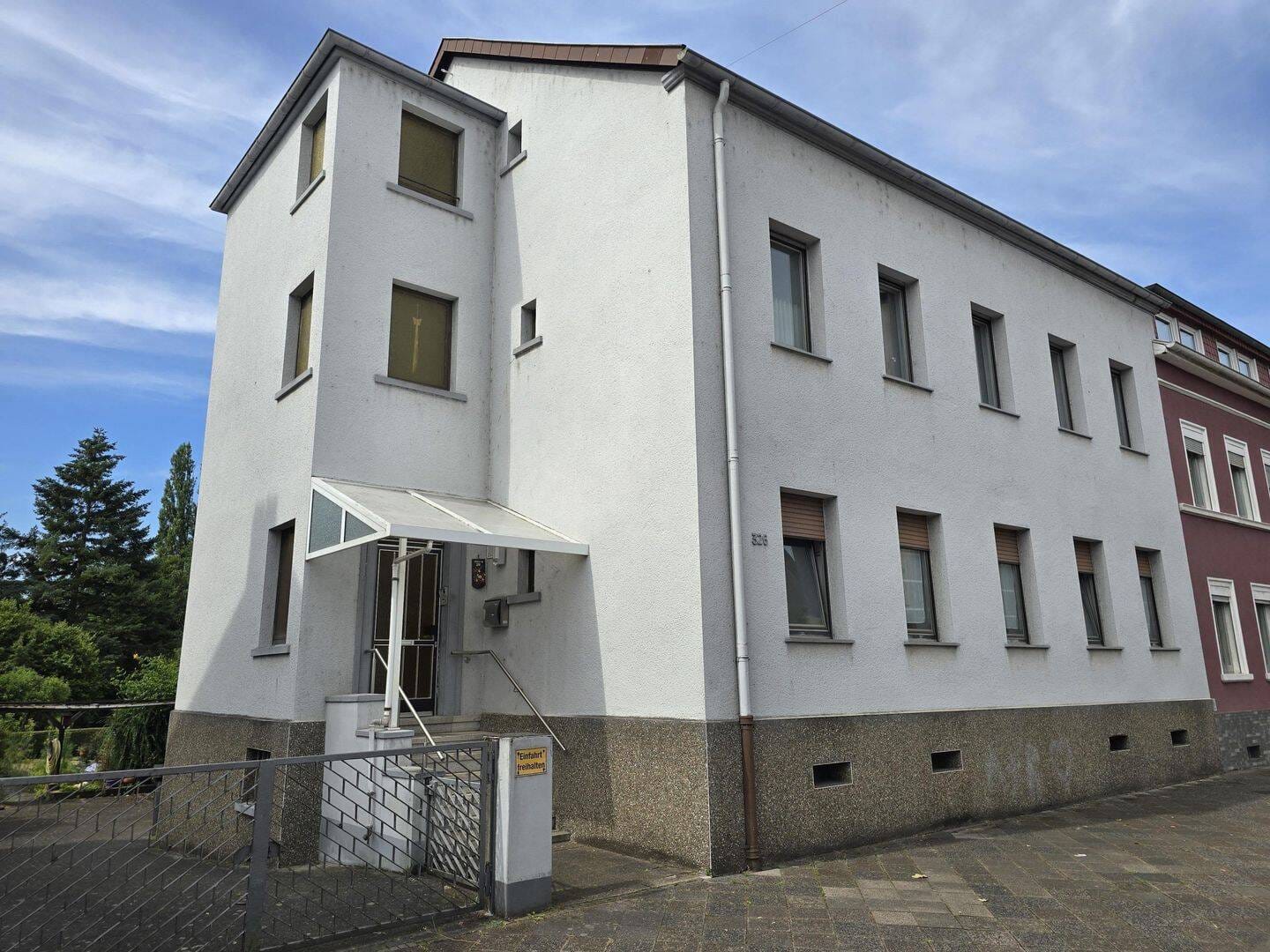 Immobilie in Völklingen - Vielseitig nutzbares Zwei- bis Dreifamilienhaus mit großem Grundstück in Völklingen-Luisenthal - Bild 0