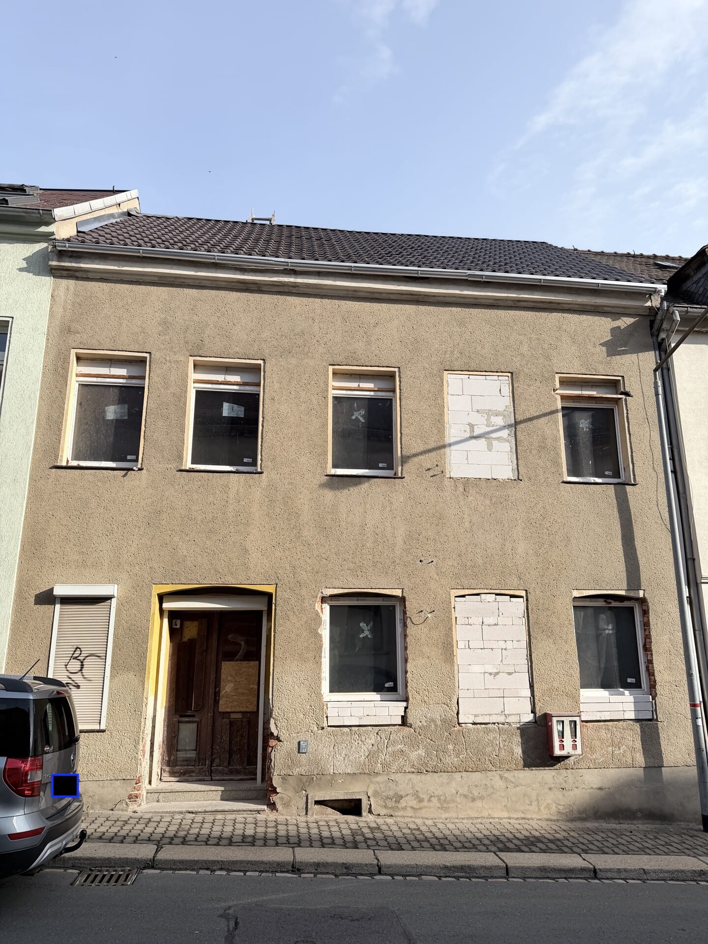 Immobilie in Meerane - Sanierungsbedürftiges Zweifamilienhaus mit Ausbaupotenzial - Bild 0