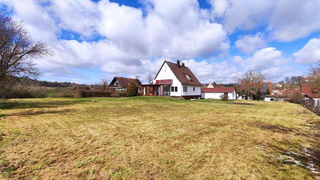 Immobilie in Dombühl - Gepflegtes EFH in ruhiger Ortsrandlage: Großes Grundstück in Dombühl (bezugsfrei ab Herbst) - Bild 2