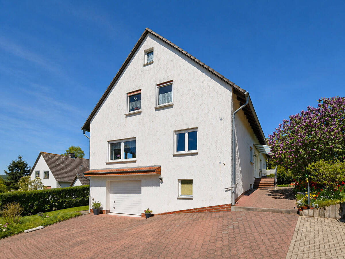 Immobilie in Hofgeismar - Großzügiges Zweifamilienhaus mit zusätzl. Einheit - für Familie, Mehrgeneration oder Kapitalanlage - Bild 0