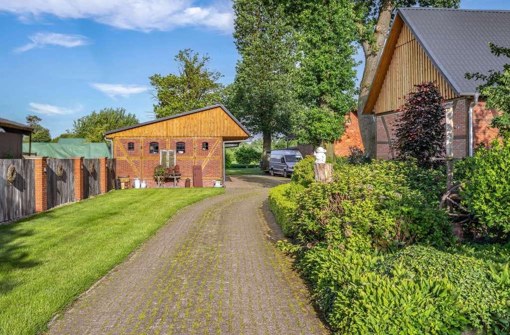 Immobilie in Visbek - Historisches Hofanwesen mit modernisiertem Wohnhaus, Nebengebäuden und weitläufigem Grundstück - Bild 2