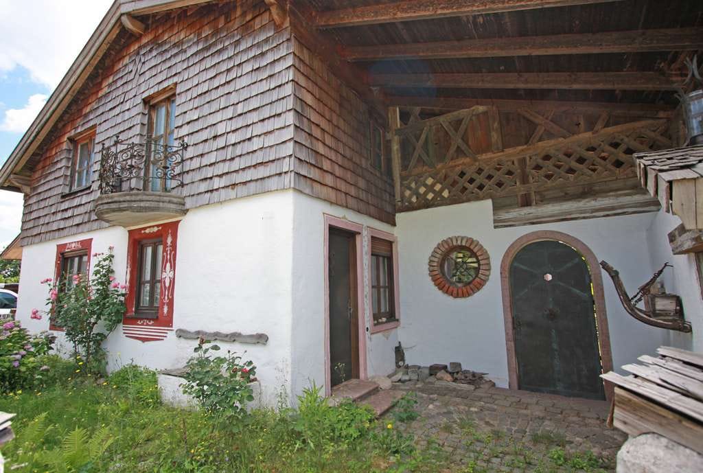 Immobilie in Söchtenau - Ein Landhaus mit Charme der 70-iger Jahre und schönem Bergpanorama - Bild 1