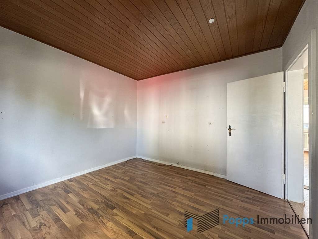 Immobilie in Kelkheim - Viel Raum für die Familie - Einfamilienhaus mit Bungalow und Garage in guter Lage in Kelkheim - Bild 2