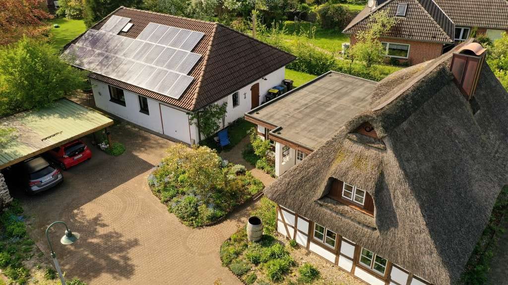 Immobilie in Nübbel - Reetdach-EFH mit großem Garten – Einliegerwohnung, Büro und Carport -Grdst. teilbar! - Bild 0
