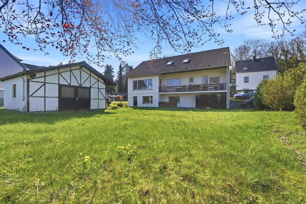 Immobilie in Euskirchen - Solides Zweifamilienhaus mit großem Grundstück und vielseitigen Entwicklungsmöglichkeiten! - Bild 1
