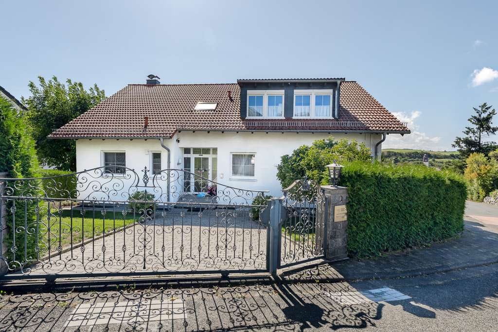 Immobilie in Grävenwiesbach - Top gepflegtes Familiendomizil in beliebter Lage mit viel Platz auf 3 Ebenen, Garten und Garage - Bild 0