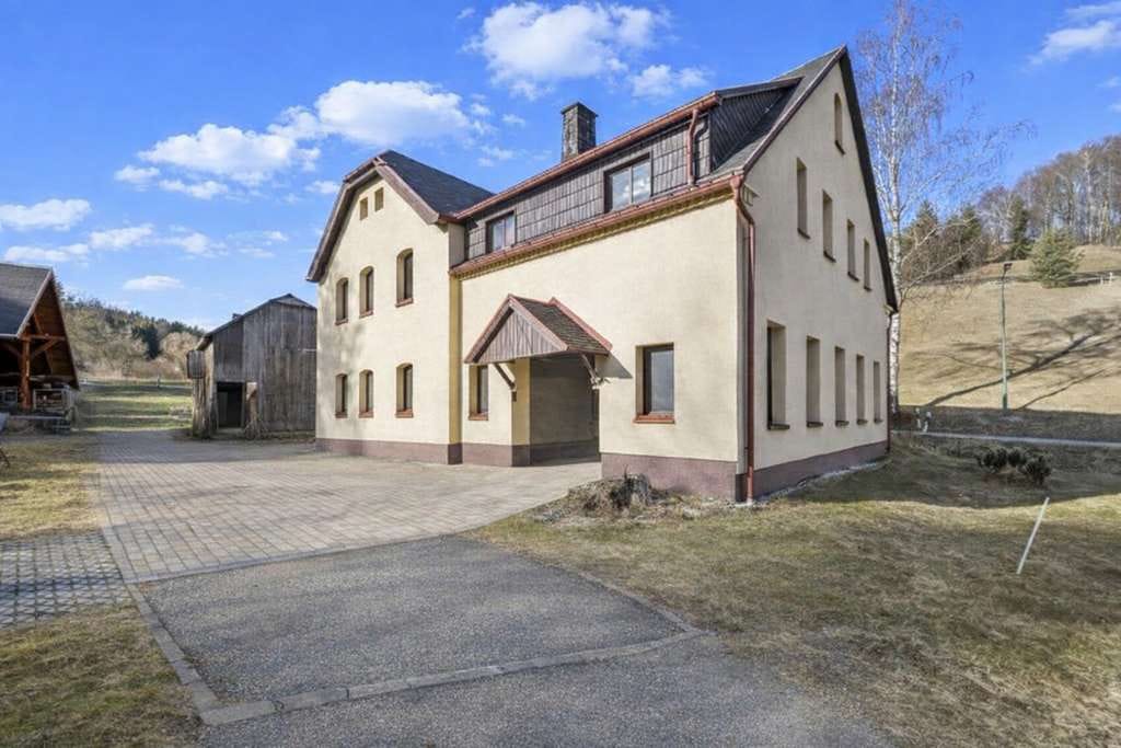 Immobilie in Hermsdorf/Erzgebirge - Freiraum für Familie und Projekte: Einfamilienhaus mit großem Grundstück und Scheune - Bild 0