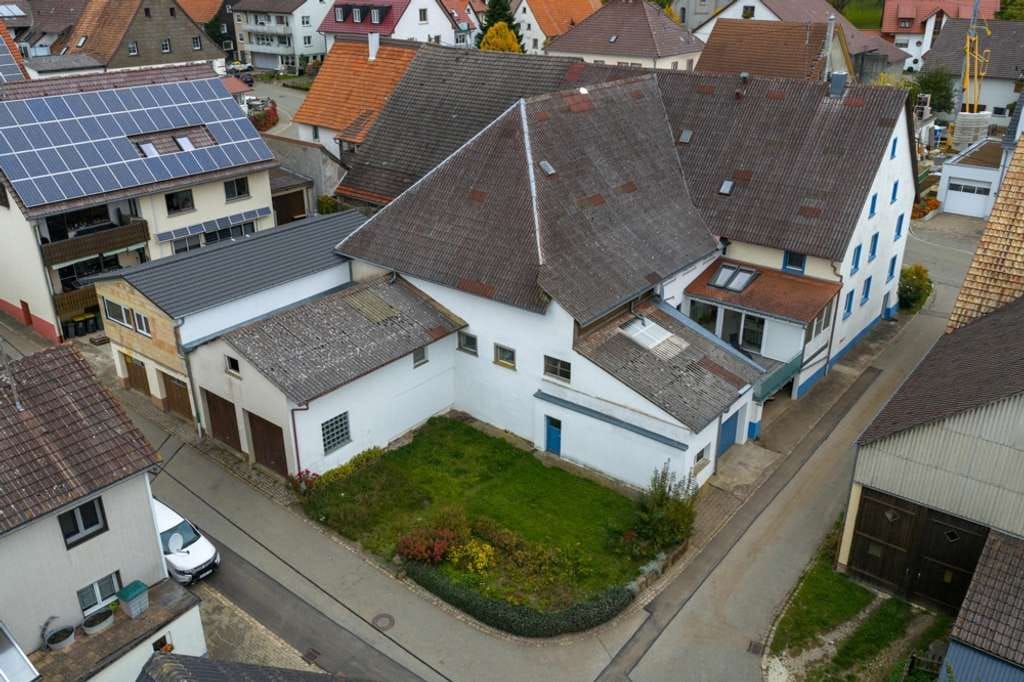 Immobilie in Hüfingen - Ehem. und teilsaniertes Bauernhaus im Dorfkern von Fürstenberg mit großem Ökonomieteil und Garagen - Bild 2