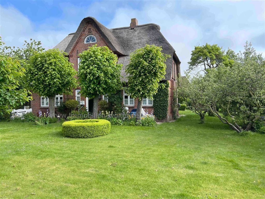 Immobilie in Oldsum - *** ca. 278 m² Wohnfläche - Charmantes Ensemble – 2 Häuser, 3 Wohneinheiten - 1001 m² Areal *** - Bild 1