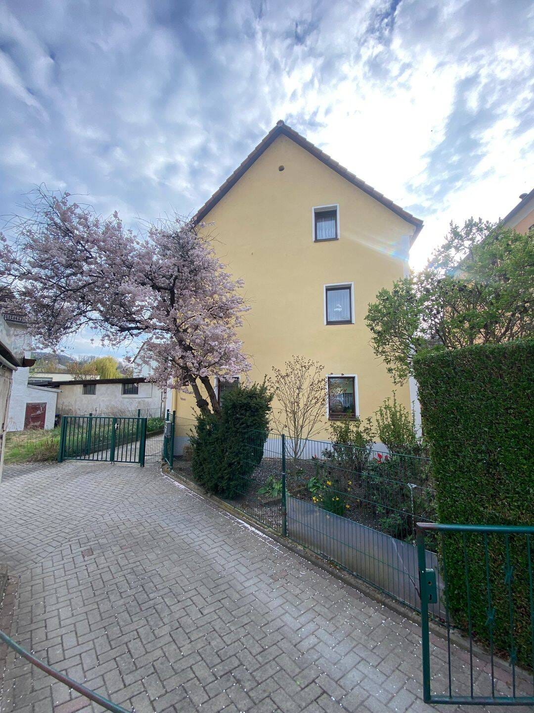 Immobilie in Freital - 2/3 Familienhaus mit Garage und Garten - Bild 0
