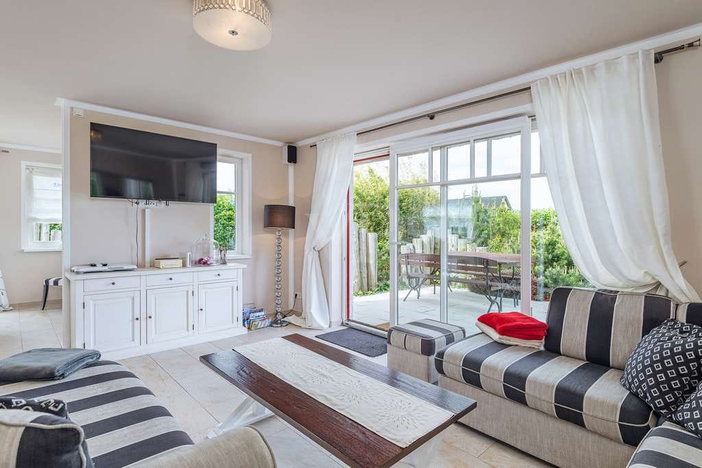 Immobilie in Saal - Exklusives Reetdachhaus mit Boddenblick | 2 Saunen, 4 Terrassen,  1 Balkon - Bild 3