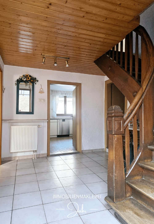 Immobilie in Karsbach - Modernisieren, Gestalten, Wohlfühlen! Einfamilienhaus mit Nebengebäuden und naturnahem Garten - Bild 1