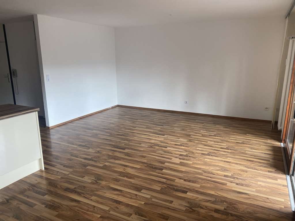 Immobilie in Schwalbach - 3-Zimmer-Wohnung mit Balkon, Aufzug und Tiefgarage in ruhiger Wohnlage von Schwalbach am Taunus“ - Bild 2