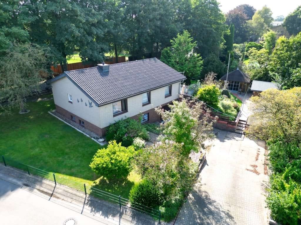 Immobilie in Dellstedt - Viel Platz und Potenzial: Haus mit Terrasse, Vollkeller, Tiefgarage und einem schönen Grundstück - Bild 3